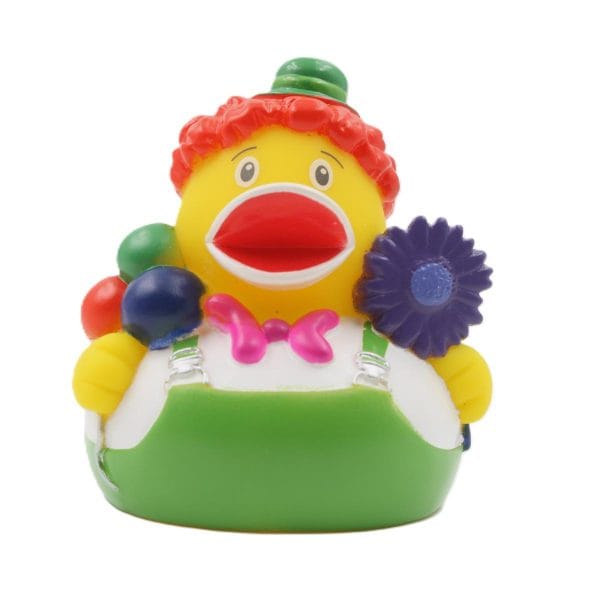 Clown badanka framifrån – röd lockig peruk, grön hängslebyxor, ballonger och lila blomma mot vit bakgrund