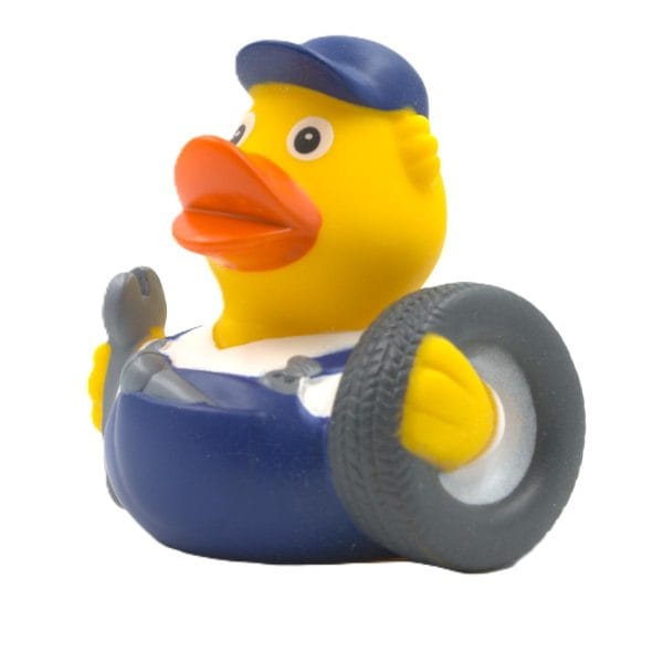 present till bilmekaniker badanka med meckar väst däck och verktyg och keps snett framifrån